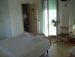Triple Room, Balcony | In-room safe, desk, free WiFi, bed sheets - Hotel Italia (Senigallia)