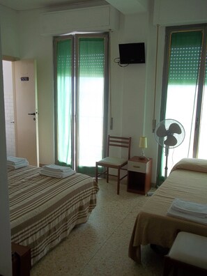 Dreibettzimmer, Balkon | Zimmersafe, Schreibtisch, kostenloses WLAN, Bettwäsche