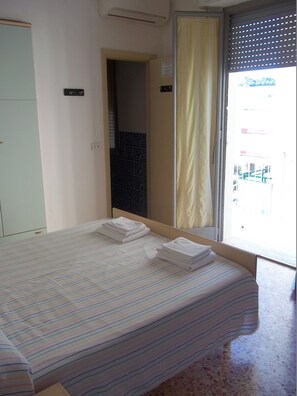 Habitación triple, balcón | Caja de seguridad en la habitación, escritorio y wifi gratis 