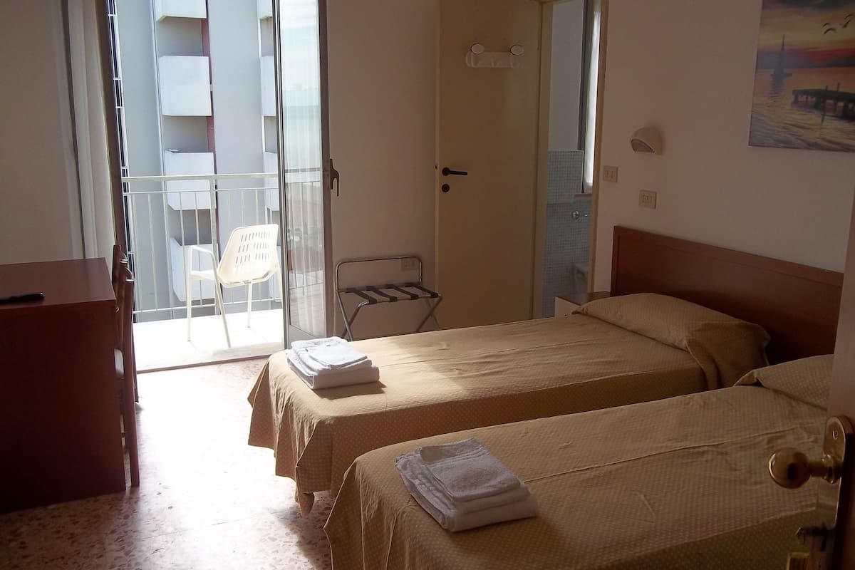 double or twin room, balcony | in-room safe, desk, free wifi, bed sheets