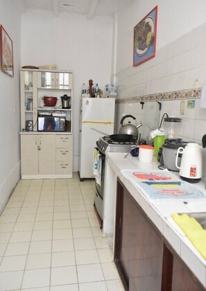 Fridge, microwave, oven, stovetop - Lion Backpackers (Lima)
