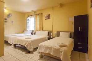 Escritorio, wifi gratis y ropa de cama 