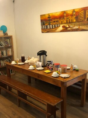 Free daily buffet breakfast - Lion Backpackers (Lima)