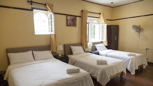 Escritorio, wifi gratis y ropa de cama 