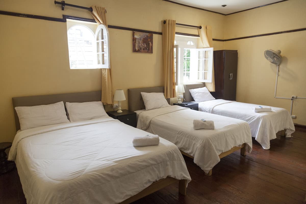 Escritorio, wifi gratis y ropa de cama