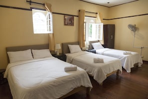 Escrivaninha, Wi-Fi de cortesia, roupa de cama