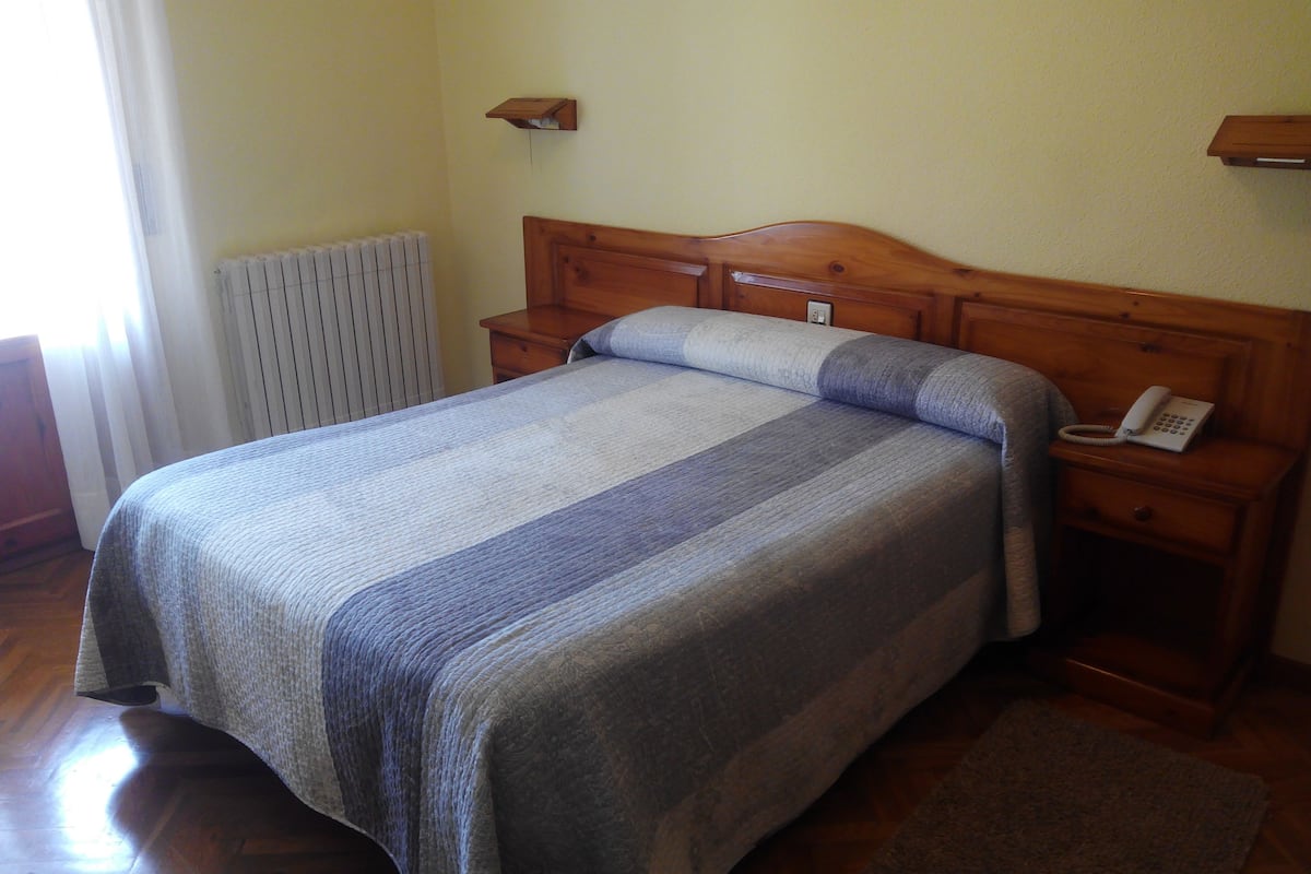 Kamer, 1 twee- of 2 eenpersoonsbedden | Luxe beddengoed, een bureau, extra bedden, gratis wifi
