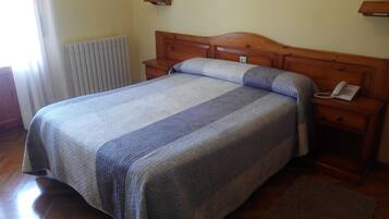 Habitación con 1 cama doble o 2 individuales | Ropa de cama de alta calidad, escritorio, camas supletorias