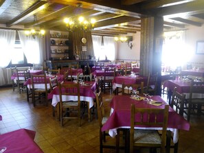 Mittagessen und Abendessen, lokale Küche