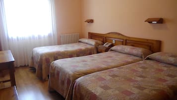 Driepersoonskamer | Luxe beddengoed, een bureau, extra bedden, gratis wifi