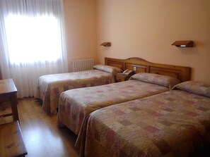 三人房 | 高級寢具、書桌、摺床/加床 (收費)、免費 Wi-Fi