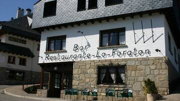 Se sirven almuerzos, cenas y cocina local