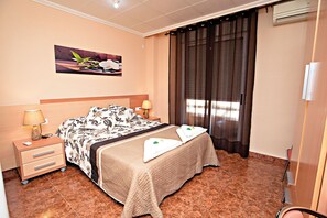 Room | Individually decorated, individually furnished, desk, free WiFi - Hostal Carrizo (Elda)