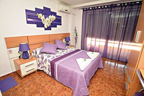 Room | Individually decorated, individually furnished, desk, free WiFi - Hostal Carrizo (Elda)