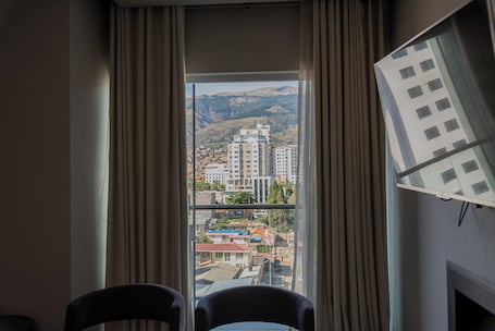 Deluxe Suite | 1 bedroom, premium bedding, minibar, in-room safe