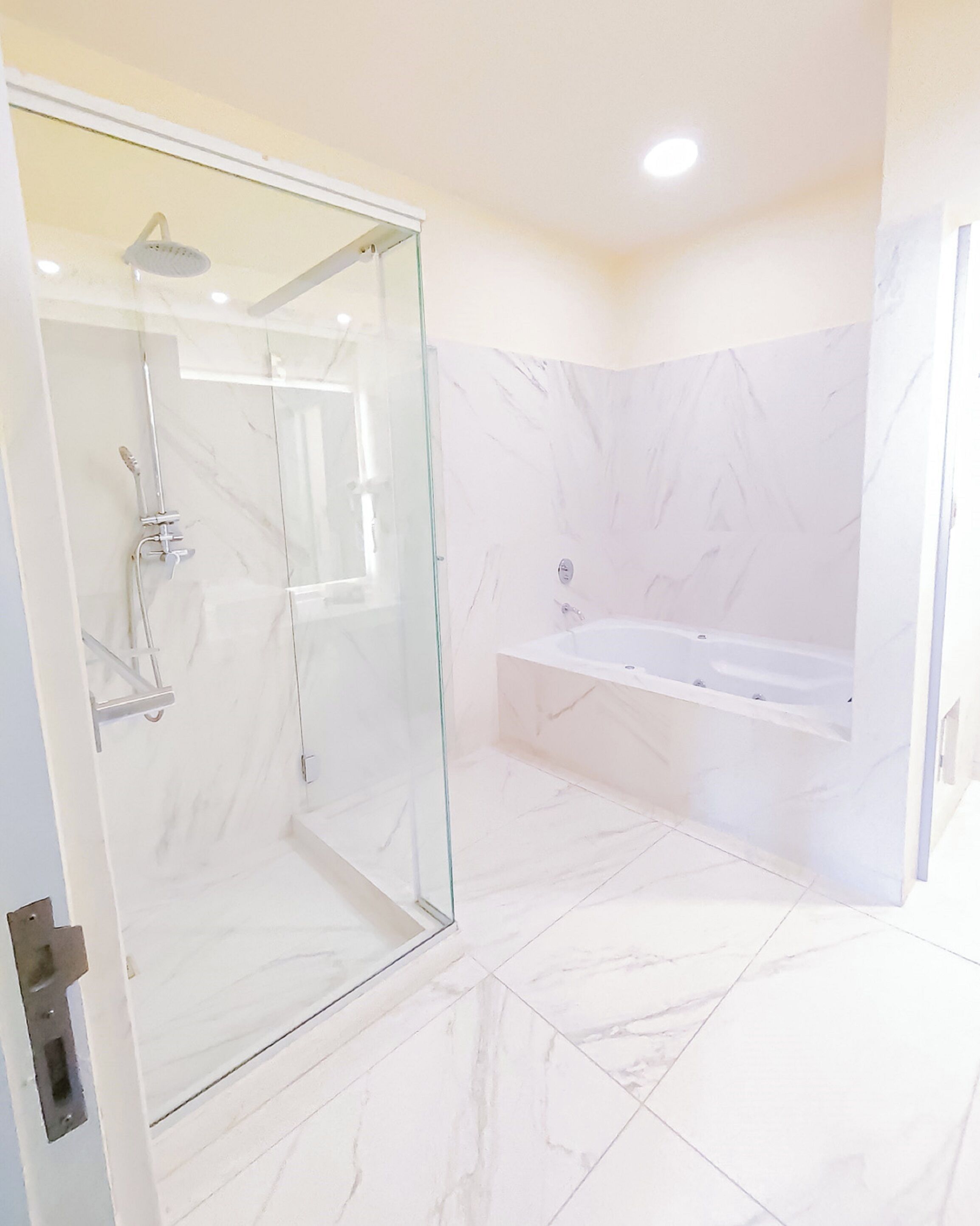 deluxe suite | bathroom | shower, free toiletries, hair dryer, bathrobes