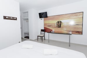 Double Room | Premium bedding, desk, free WiFi, bed sheets - Hacienda Guadalquivir (Córdoba)