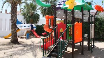 Área de juegos infantiles al aire libre