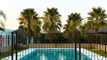 Una piscina al aire libre de temporada