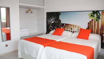 Habitació doble | Roba de llit d'alta qualitat, escriptori i planxa i posts de planxar