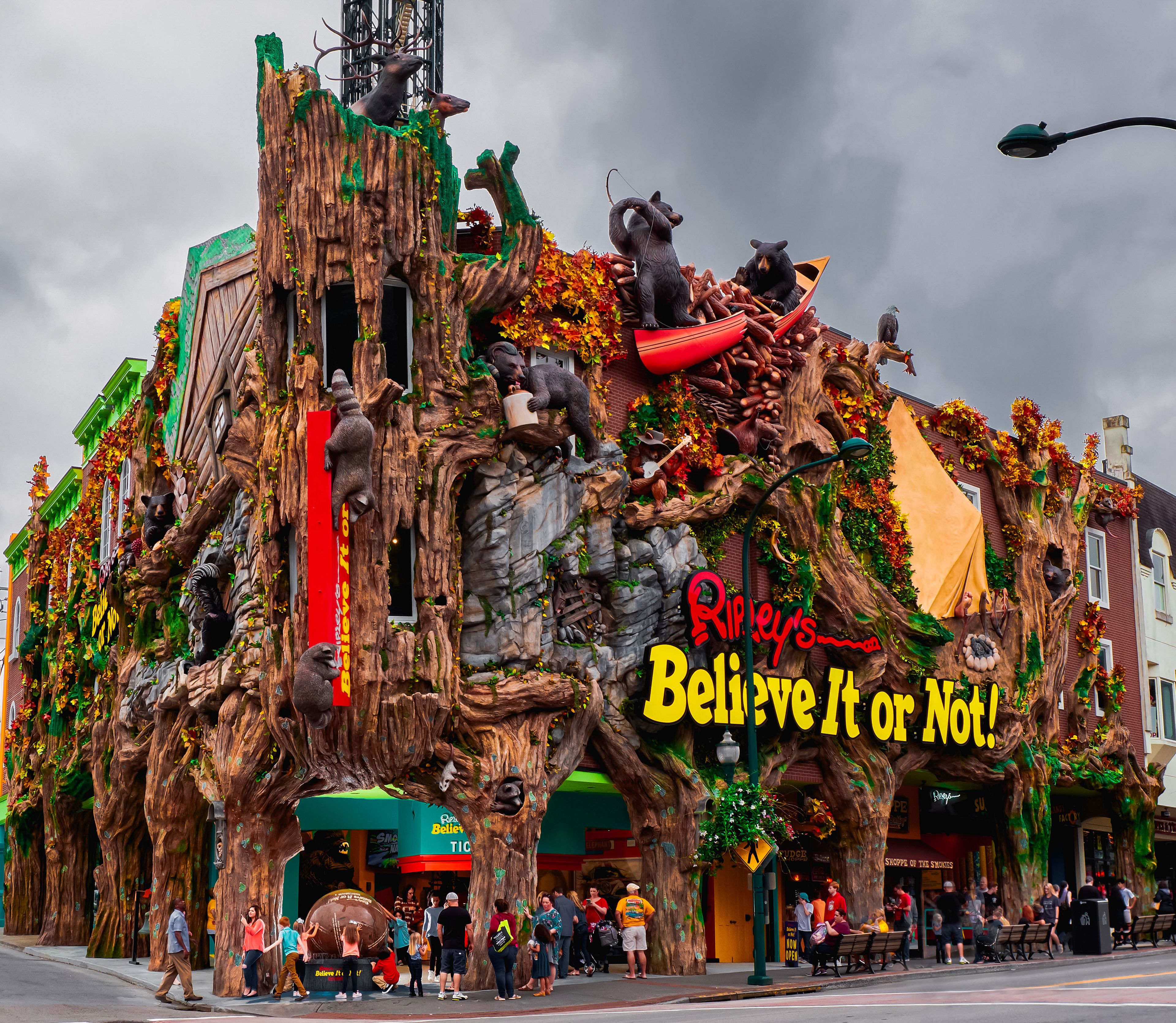 Um edifício com fachada peculiar em forma de árvore, apresentando diversas esculturas de animais e uma placa de destaque com a inscrição "Ripley's Believe It or Not!".