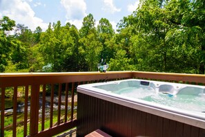 Outdoor spa tub - Smoky Waters by Hosteeva (Sevierville)