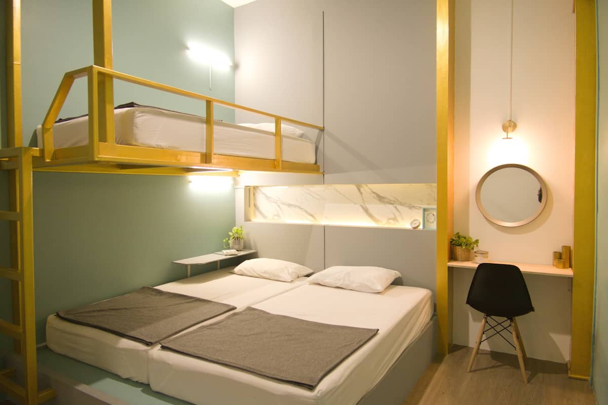 1 bedroom, desk, laptop workspace, soundproofing