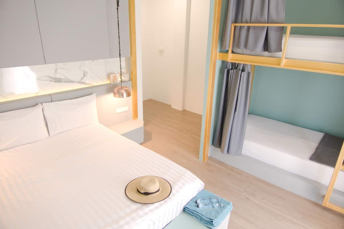 1 bedroom, desk, laptop workspace, soundproofing