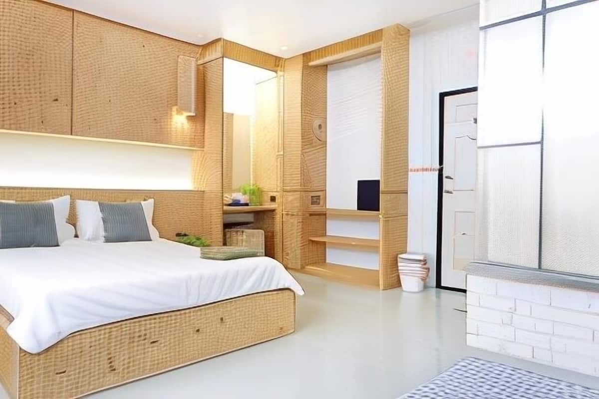 1 bedroom, desk, laptop workspace, soundproofing
