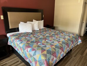 Standard Room, 1 King Bed, Non Smoking | Desk, free WiFi