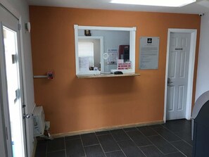 Check-in/check-out kiosk - Cajun Country Inn (Gonzales)