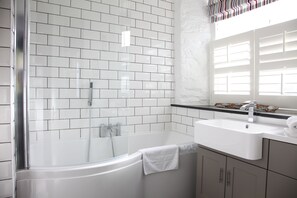 Habitación doble superior, baño en la habitación | Baño