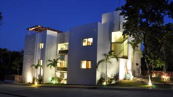 Front of property â evening/night