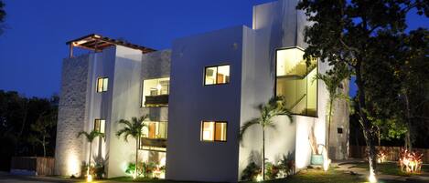 واجهة المنشأة - في المساء/الليل