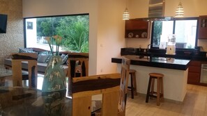Villa Luxe, 6 chambres, vue jardin | Restauration dans la chambre