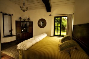 King Room  | Desk, iron/ironing board - Casa Capuchinas (Antigua Guatemala)