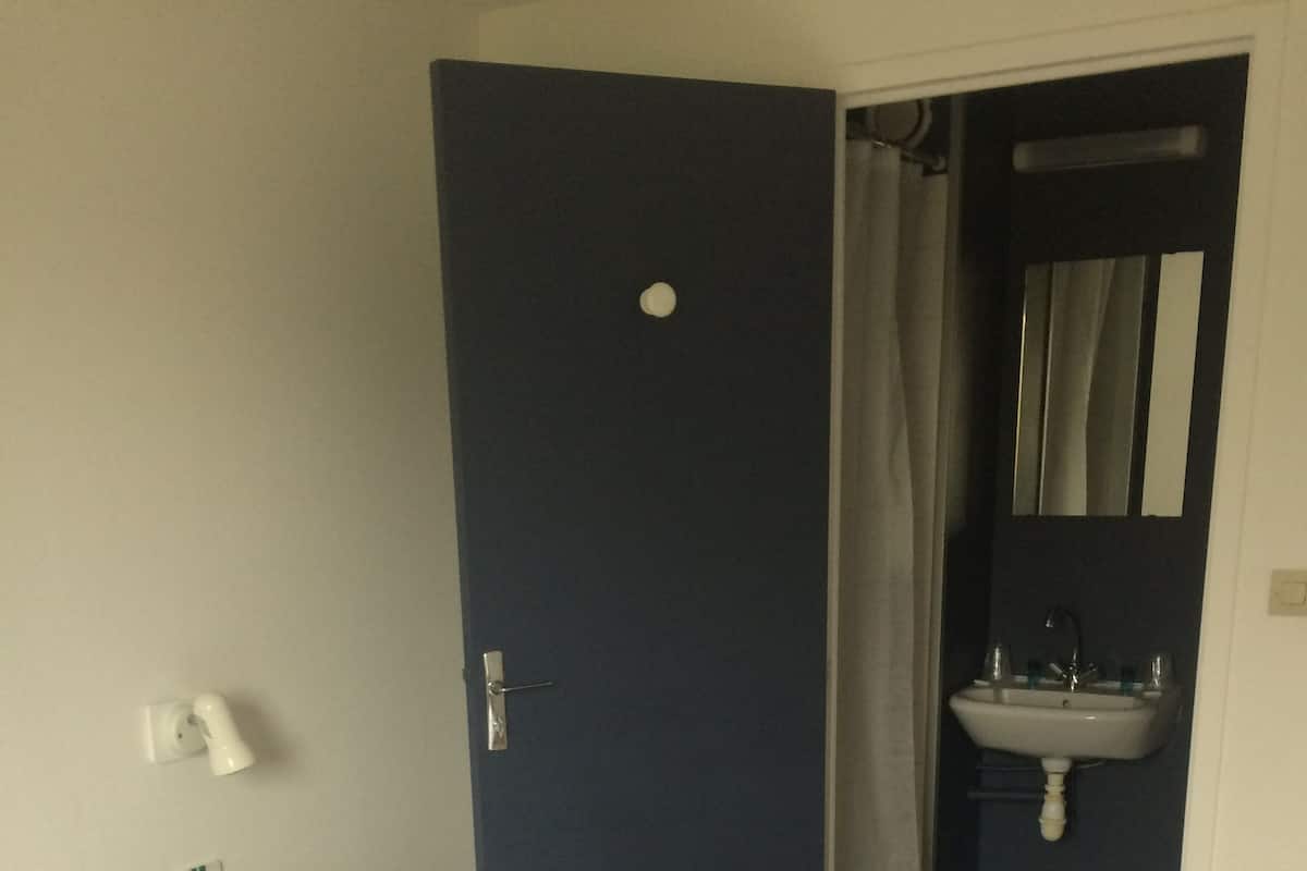 Een bureau, verduisterende gordijnen, gratis wifi, beddengoed