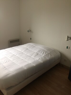 مكتب وستائر تعتيم وواي فاي مجانًا وملاءات أسرّة