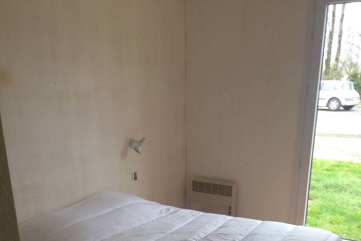 Basic Room | Desk, blackout drapes, WiFi (free), bed sheets