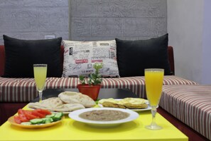 Desayuno continental diario (EGP 40 por persona)