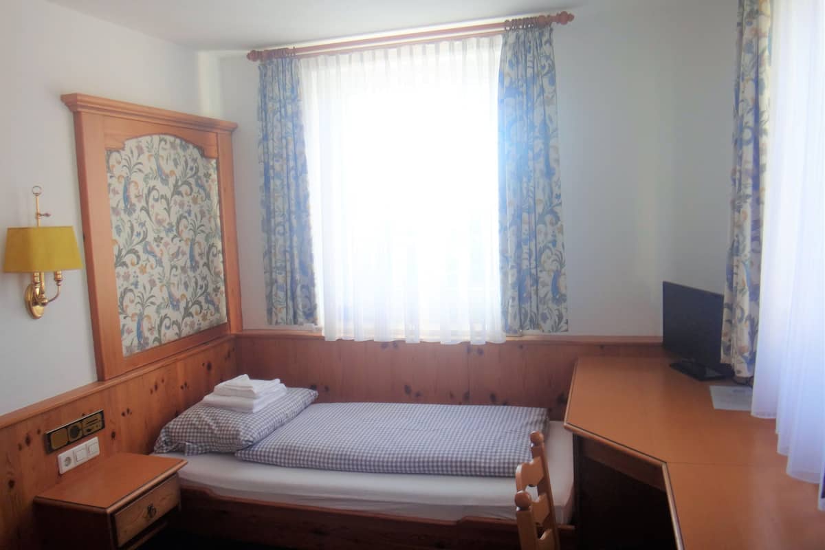 City Single Room | Meja, Wi-fi percuma, cadar katil