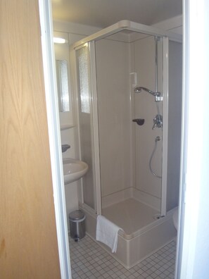 Chuveiro, produtos de toalete grátis, secador de cabelo 