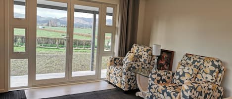 Luxe suite, 1 tweepersoonsbed, uitzicht op bergen | Woonruimte | Een open haard