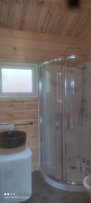 Honeymoon Studio Suite | Bathroom | Shower, shampoo - Tree of Love (Cambridge)