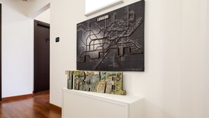 A hallway with a map of London and a decorative sign that reads "TRAVEL". - Travel B&B (Bari)