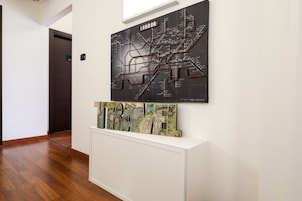 Un pasillo con un mapa de Londres y un cartel decorativo que dice "TRAVEL".