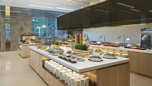 Una presentación de buffet moderna con diversos alimentos y salsas.