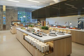 2 restaurants, breakfast, lunch, dinner served; international cuisine