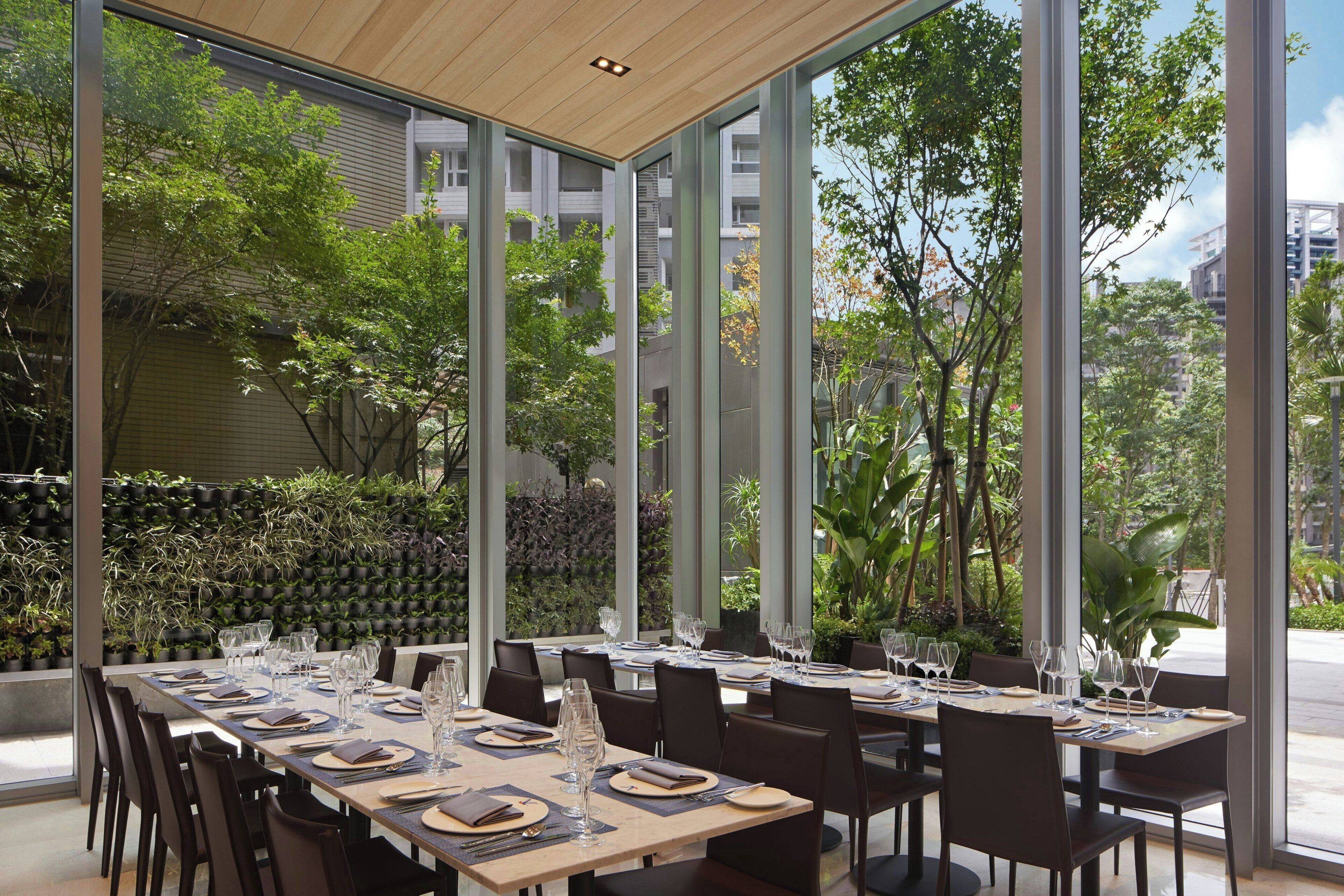 2 restaurants, breakfast, lunch, dinner served; international cuisine