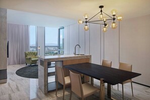 Suite Club, 1 habitación, para no fumadores | Sala de estar | Smart TV de 55 pulgadas con canales por cable y televisión 